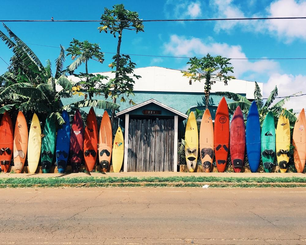 Tablas de surf de diferentes colores en una casa Queenslander